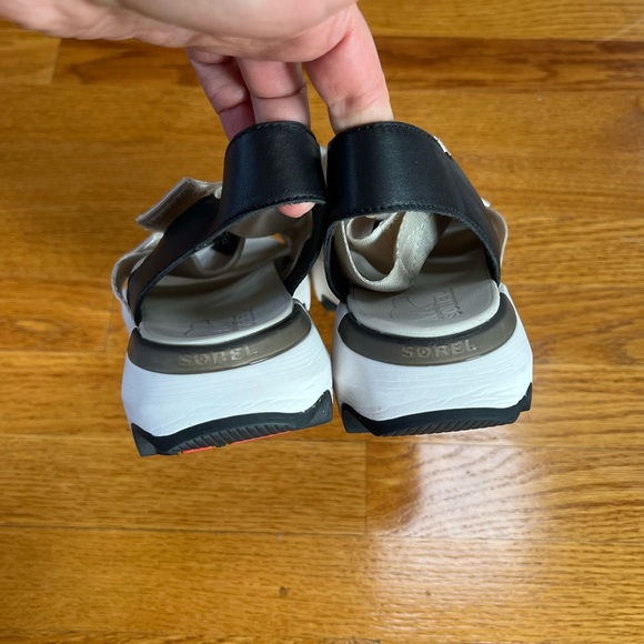 Like new SOREL KINETIC IMPACT SANDAL 9 Color- Fawn & Black - Picture 5 of 7